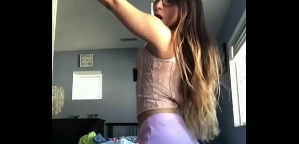  Novinha bunduda dançando sensualmente